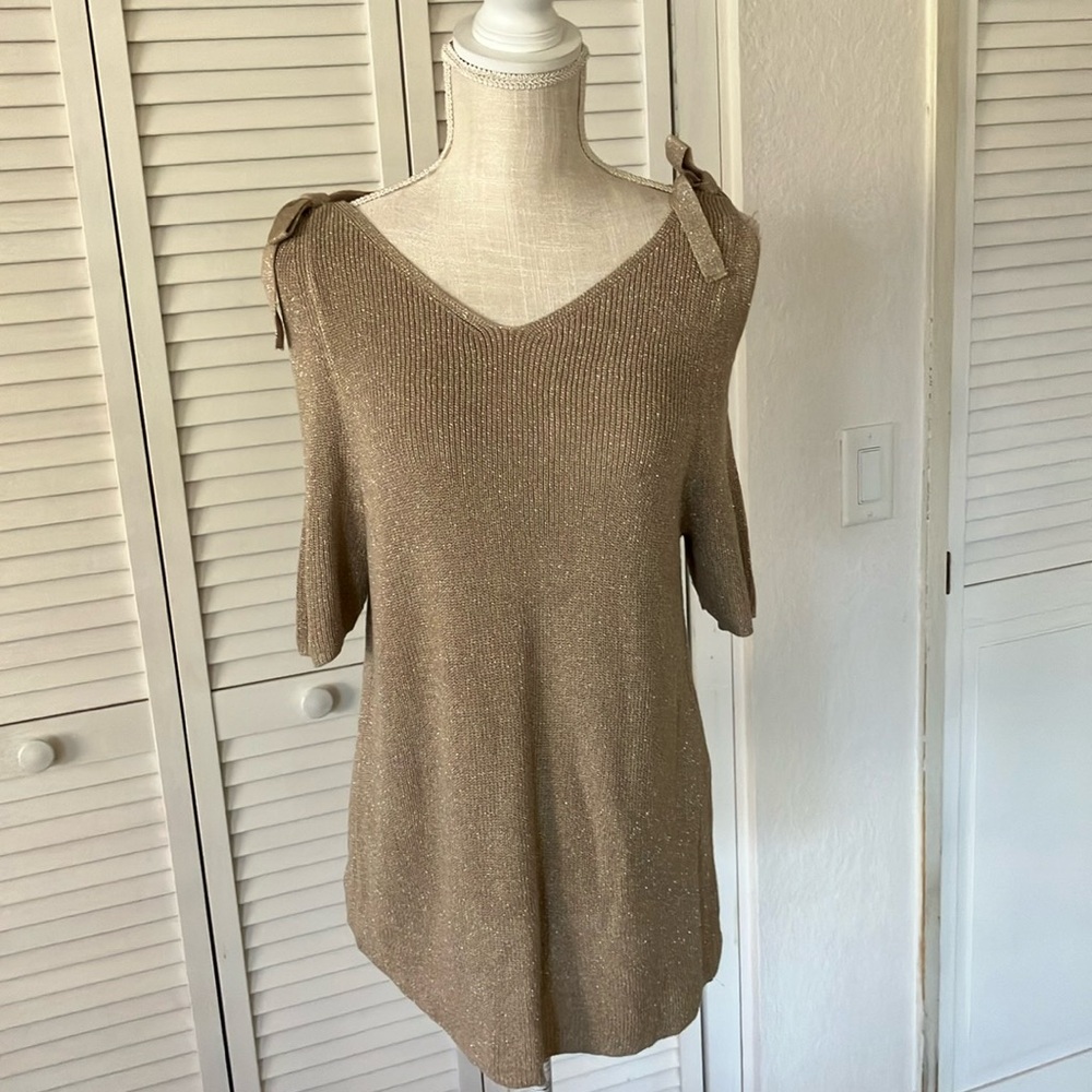 Chicos V-neck,Short sleeves, Sweater Top bow shoulder details tangold size M (2) - Picture 1 of 4